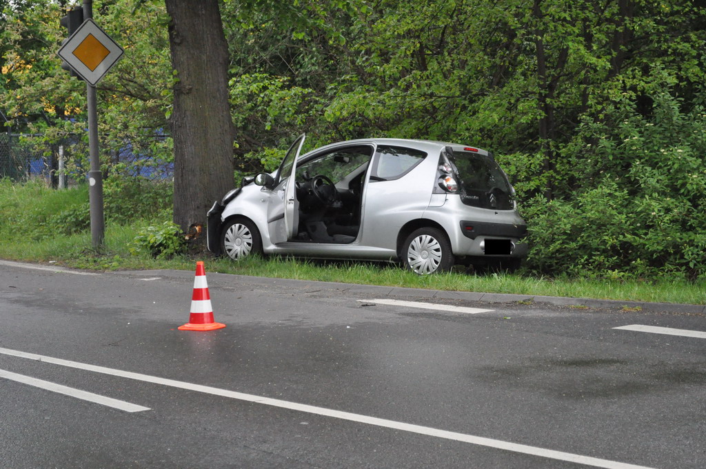 PKW gegen Baum Godorf Godorfer Hauptstr P10.JPG